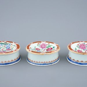 Drie Chinese famille rose export porseleinen zoutvaten, Qianlong, 18e eeuw — foto 1