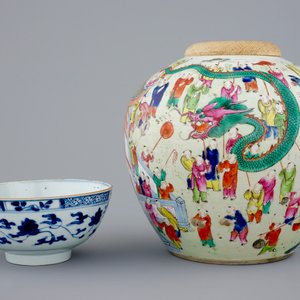 Drie Chinese famille rose figuren, een gemberpot en een blauw-witte lotus kom, 18/19e eeuw — foto 8