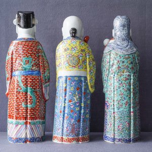 Drie Chinese famille rose figuren van de sterrengoden, 19/20e eeuw — foto 15