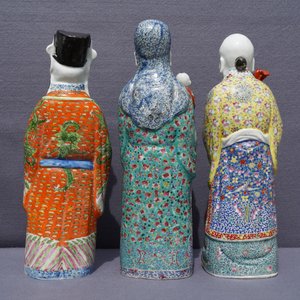 Drie Chinese famille rose figuren van onsterfelijken, 19e eeuw — foto 25