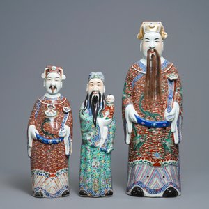 Drie Chinese famille rose figuren van sterrengoden, 19/20e eeuw — foto 2