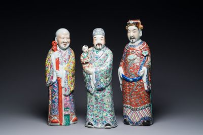 Drie Chinese famille rose figuren van sterrengoden, zegelmerk, 19/20e eeuw