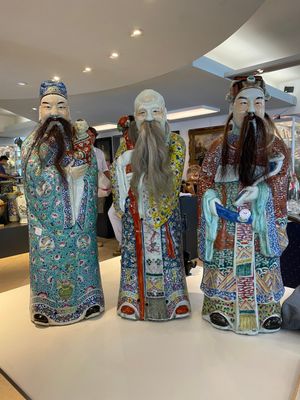 Drie Chinese famille rose figuren van sterrengoden, Zhu Rong Ji Zao 朱榮記造 merk, 19/20e eeuw — foto 1