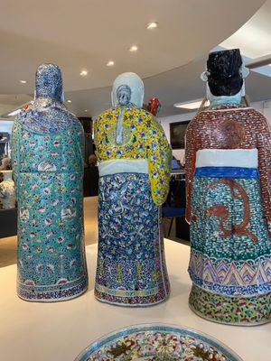 Drie Chinese famille rose figuren van sterrengoden, Zhu Rong Ji Zao 朱榮記造 merk, 19/20e eeuw — foto 8