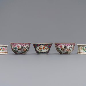 Drie Chinese famille rose koppen en schotels en een paar zoutvaten, Qianlong en later — foto 4