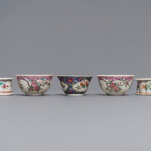 Drie Chinese famille rose koppen en schotels en een paar zoutvaten, Qianlong en later — foto 6