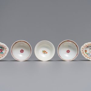 Drie Chinese famille rose koppen en schotels en een paar zoutvaten, Qianlong en later — foto 8