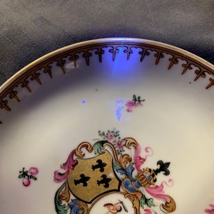Drie Chinese famille rose koppen en schotels en een papbord voor de Nederlandse mark met wapen Velingius-Visch, Qianlong — foto 11