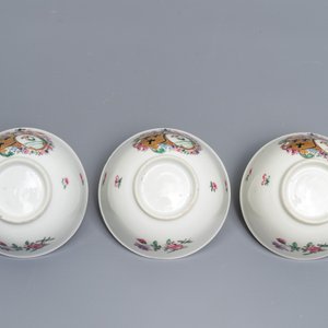 Drie Chinese famille rose koppen en schotels en een papbord voor de Nederlandse mark met wapen Velingius-Visch, Qianlong — foto 9
