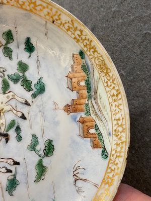 Drie Chinese famille rose koppen en schotels en een theebus met decor van een ruiter, Yongzheng/Qianlong — foto 11