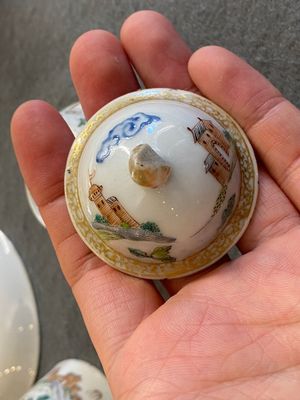 Drie Chinese famille rose koppen en schotels en een theebus met decor van een ruiter, Yongzheng/Qianlong — foto 12