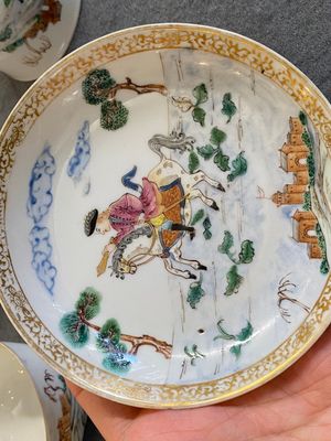 Drie Chinese famille rose koppen en schotels en een theebus met decor van een ruiter, Yongzheng/Qianlong — foto 10