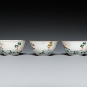 Drie Chinese famille rose koppen en schotels en een theebus met decor van een ruiter, Yongzheng/Qianlong — foto 11