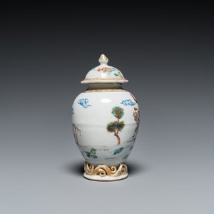 Drie Chinese famille rose koppen en schotels en een theebus met decor van een ruiter, Yongzheng/Qianlong — foto 5