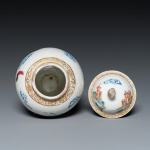 Drie Chinese famille rose koppen en schotels en een theebus met decor van een ruiter, Yongzheng/Qianlong — foto 8