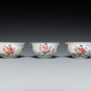 Drie Chinese famille rose koppen en schotels en een theebus met decor van een ruiter, Yongzheng/Qianlong — foto 10