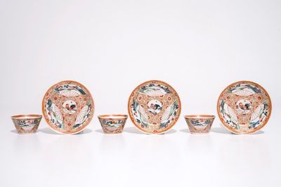 Drie Chinese famille rose koppen en schotels met decor van hanen, Yongzheng