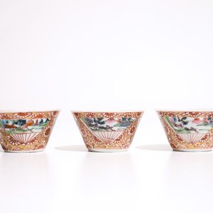 Drie Chinese famille rose koppen en schotels met decor van hanen, Yongzheng — foto 4