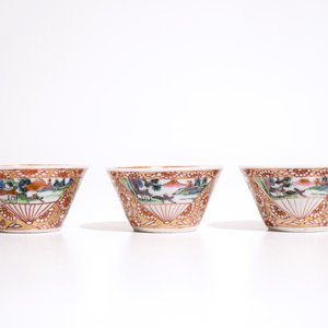 Drie Chinese famille rose koppen en schotels met decor van hanen, Yongzheng — foto 5