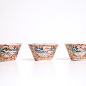 Drie Chinese famille rose koppen en schotels met decor van hanen, Yongzheng — foto 6