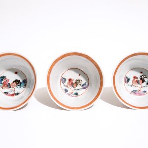 Drie Chinese famille rose koppen en schotels met decor van hanen, Yongzheng — foto 7