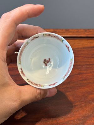 Drie Chinese famille rose koppen en schotels met fazanten, Yongzheng — foto 5