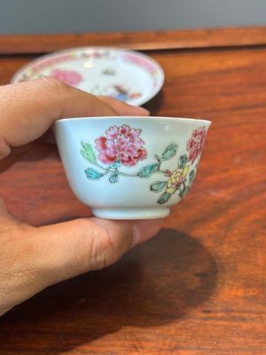 Drie Chinese famille rose koppen en schotels met fazanten, Yongzheng — foto 8