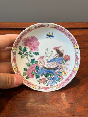 Drie Chinese famille rose koppen en schotels met fazanten, Yongzheng — foto 10