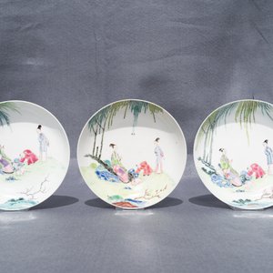 Drie Chinese famille rose koppen en schotels met figuren in een tuin, Yongzheng — foto 25