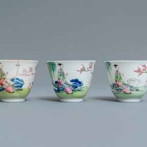 Drie Chinese famille rose koppen en schotels met figuren in een tuin, Yongzheng — foto 5