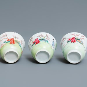 Drie Chinese famille rose koppen en schotels met figuren in een tuin, Yongzheng — foto 9