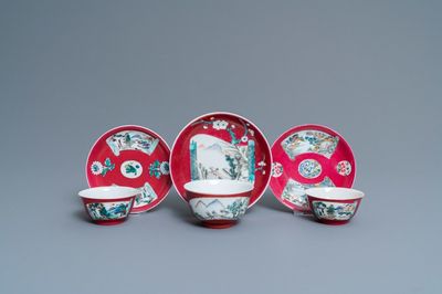 Drie Chinese famille rose koppen en schotels met robijnrode fondkleur, Yongzheng