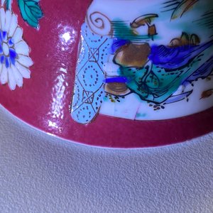 Drie Chinese famille rose koppen en schotels met robijnrode fondkleur, Yongzheng — foto 11
