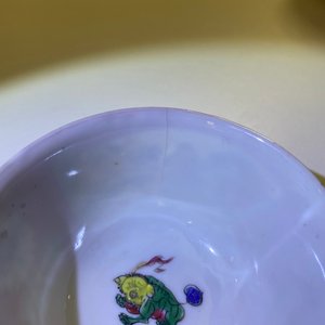 Drie Chinese famille rose koppen en schotels met robijnrode fondkleur, Yongzheng — foto 13