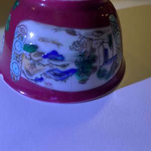 Drie Chinese famille rose koppen en schotels met robijnrode fondkleur, Yongzheng — foto 14