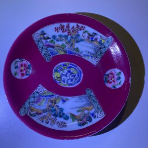 Drie Chinese famille rose koppen en schotels met robijnrode fondkleur, Yongzheng — foto 18