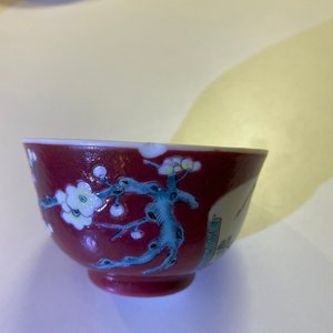 Drie Chinese famille rose koppen en schotels met robijnrode fondkleur, Yongzheng — foto 19