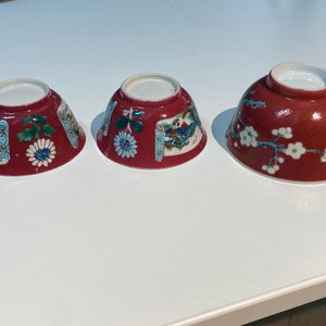Drie Chinese famille rose koppen en schotels met robijnrode fondkleur, Yongzheng — foto 22