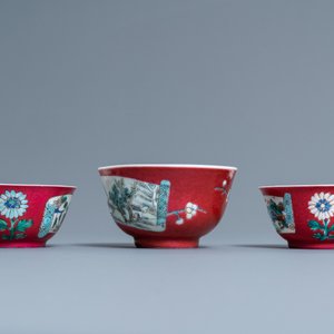 Drie Chinese famille rose koppen en schotels met robijnrode fondkleur, Yongzheng — foto 7
