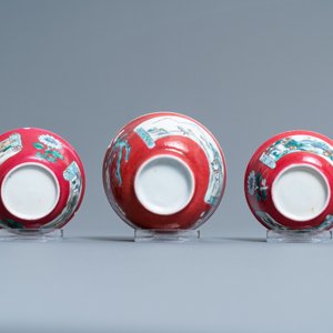 Drie Chinese famille rose koppen en schotels met robijnrode fondkleur, Yongzheng — foto 8
