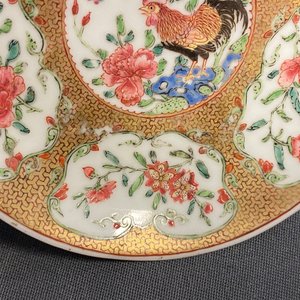 Drie Chinese famille rose koppen en schotels, Yongzheng/Qianlong — foto 11