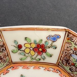Drie Chinese famille rose koppen en schotels, Yongzheng/Qianlong — foto 12