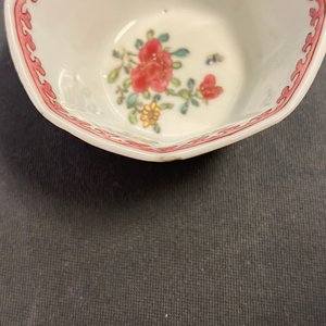 Drie Chinese famille rose koppen en schotels, Yongzheng/Qianlong — foto 14