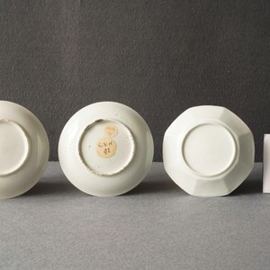 Drie Chinese famille rose koppen en schotels, Yongzheng/Qianlong — foto 22