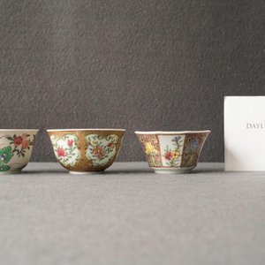 Drie Chinese famille rose koppen en schotels, Yongzheng/Qianlong — foto 24