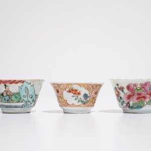Drie Chinese famille rose koppen en twee schotels, Yongzheng/Qianlong — foto 4