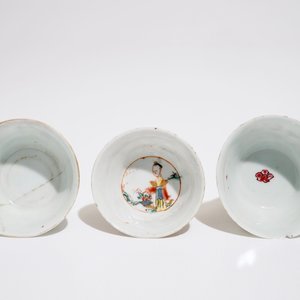 Drie Chinese famille rose koppen en twee schotels, Yongzheng/Qianlong — foto 8