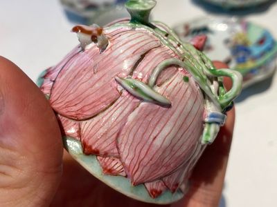 Drie Chinese famille rose 'lotus' koppen en schotels met een geleerde en zijn dienaar, Yongzheng — foto 11