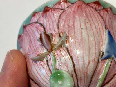 Drie Chinese famille rose 'lotus' koppen en schotels met een geleerde en zijn dienaar, Yongzheng — foto 12