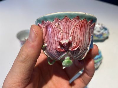 Drie Chinese famille rose 'lotus' koppen en schotels met een geleerde en zijn dienaar, Yongzheng — foto 4